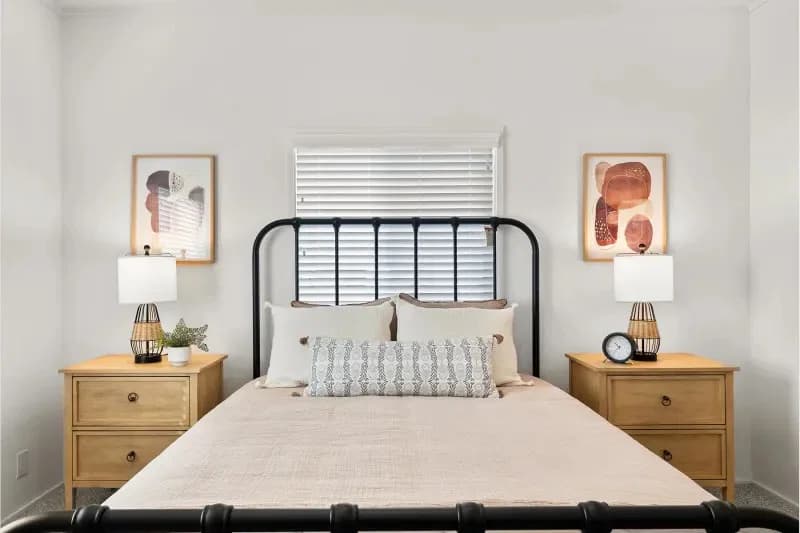 Sm-25027 bedroom home features