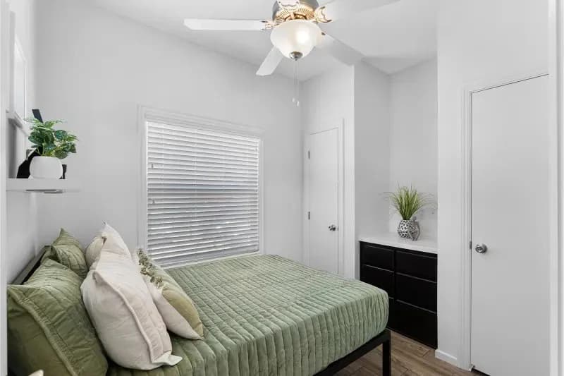 Ath-23l bedroom home features