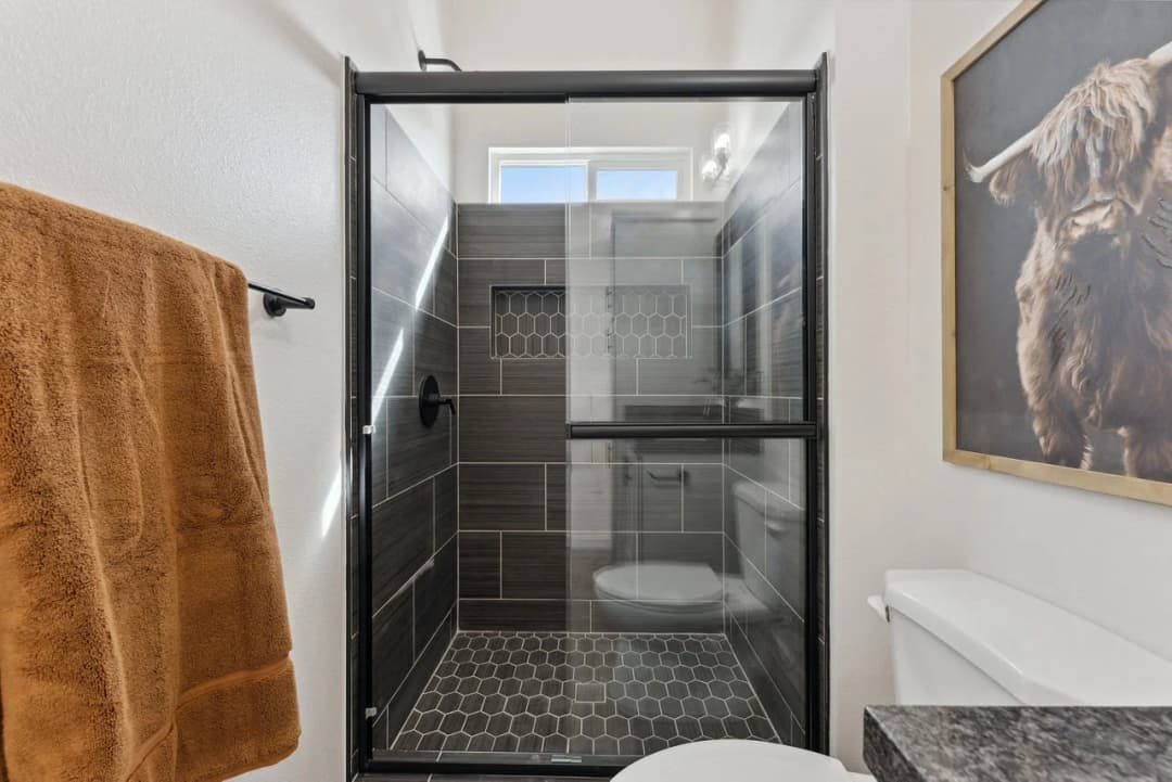 Ata-01 bathroom home features