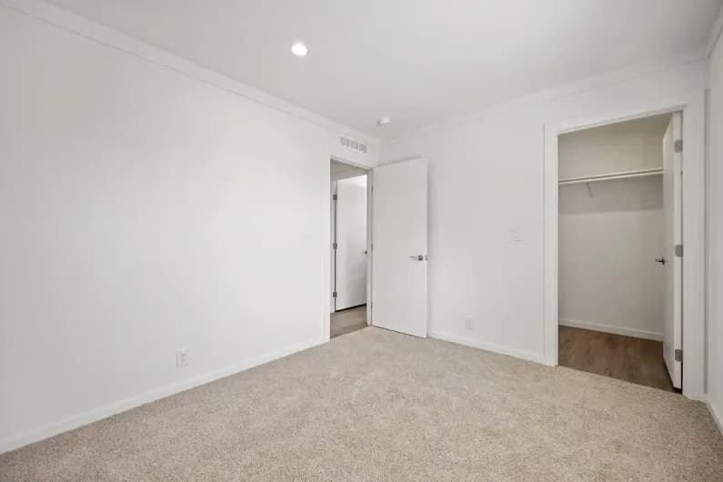 Gs 9904 a bedroom home features