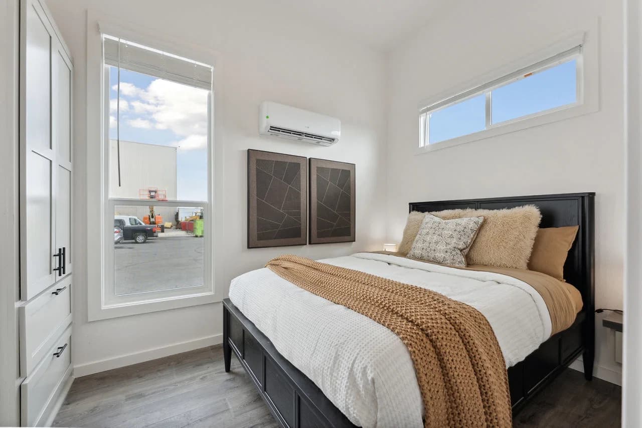 Ata-01 bedroom home features