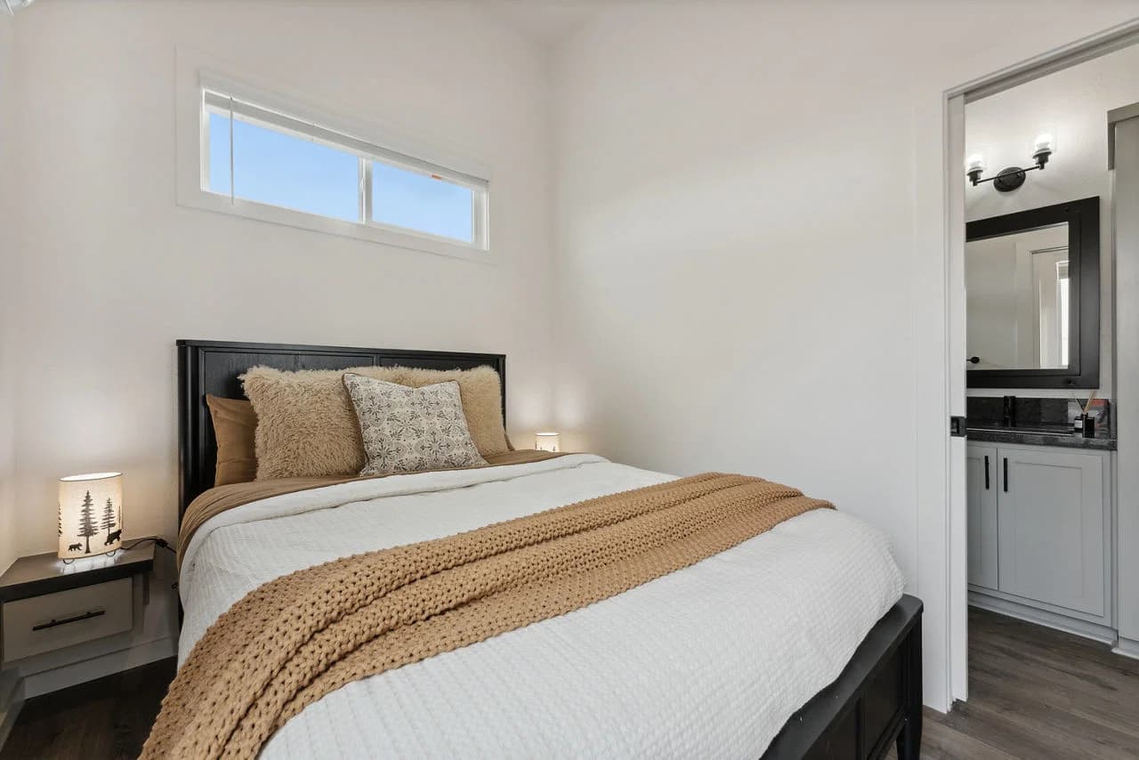 Ata-01 bedroom home features